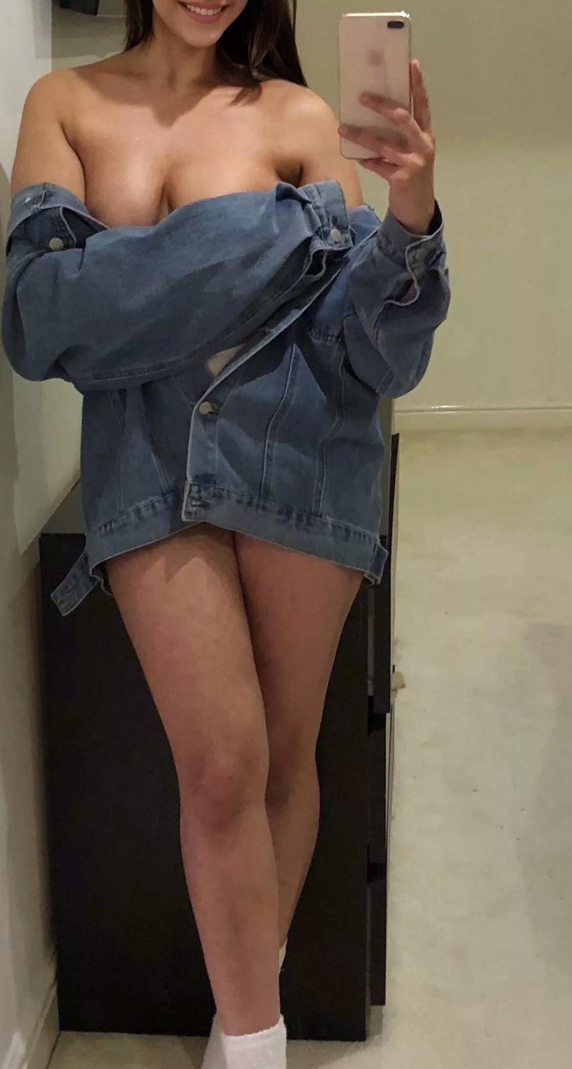 No bra, no problem...