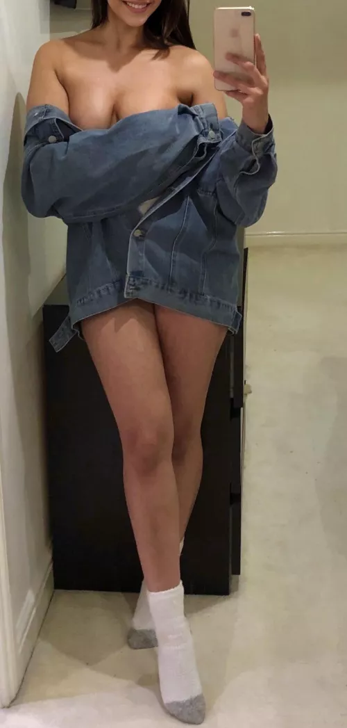 No bra, no problem...😈