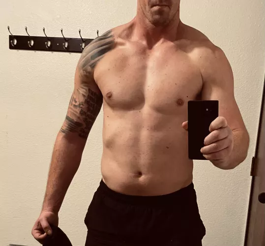 Obligatory gym mirror selfie… maybe there’s more 🌶 content, maybe there isn’t 😏