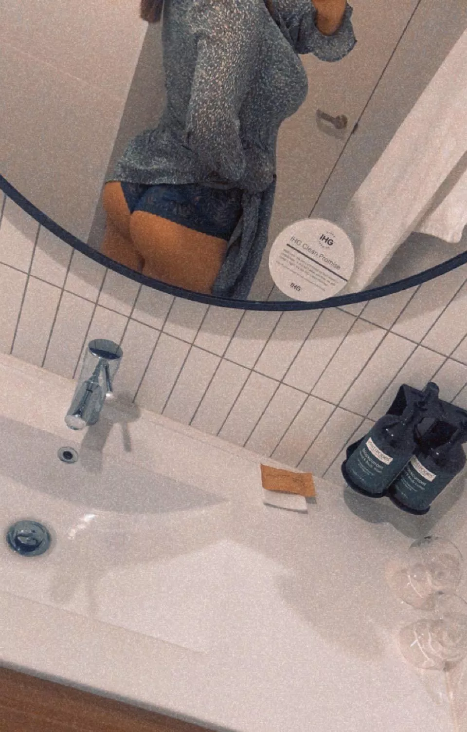 Quick ‘fit check in the hotel bathroom..