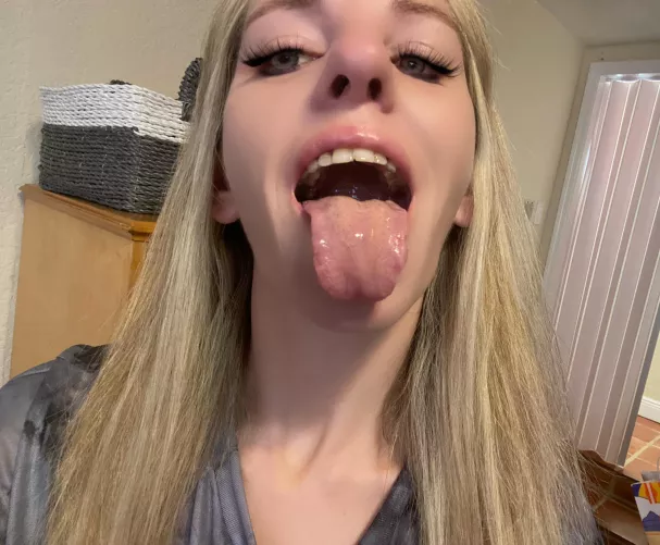 Running out of captions for my tongue 👅 🤣