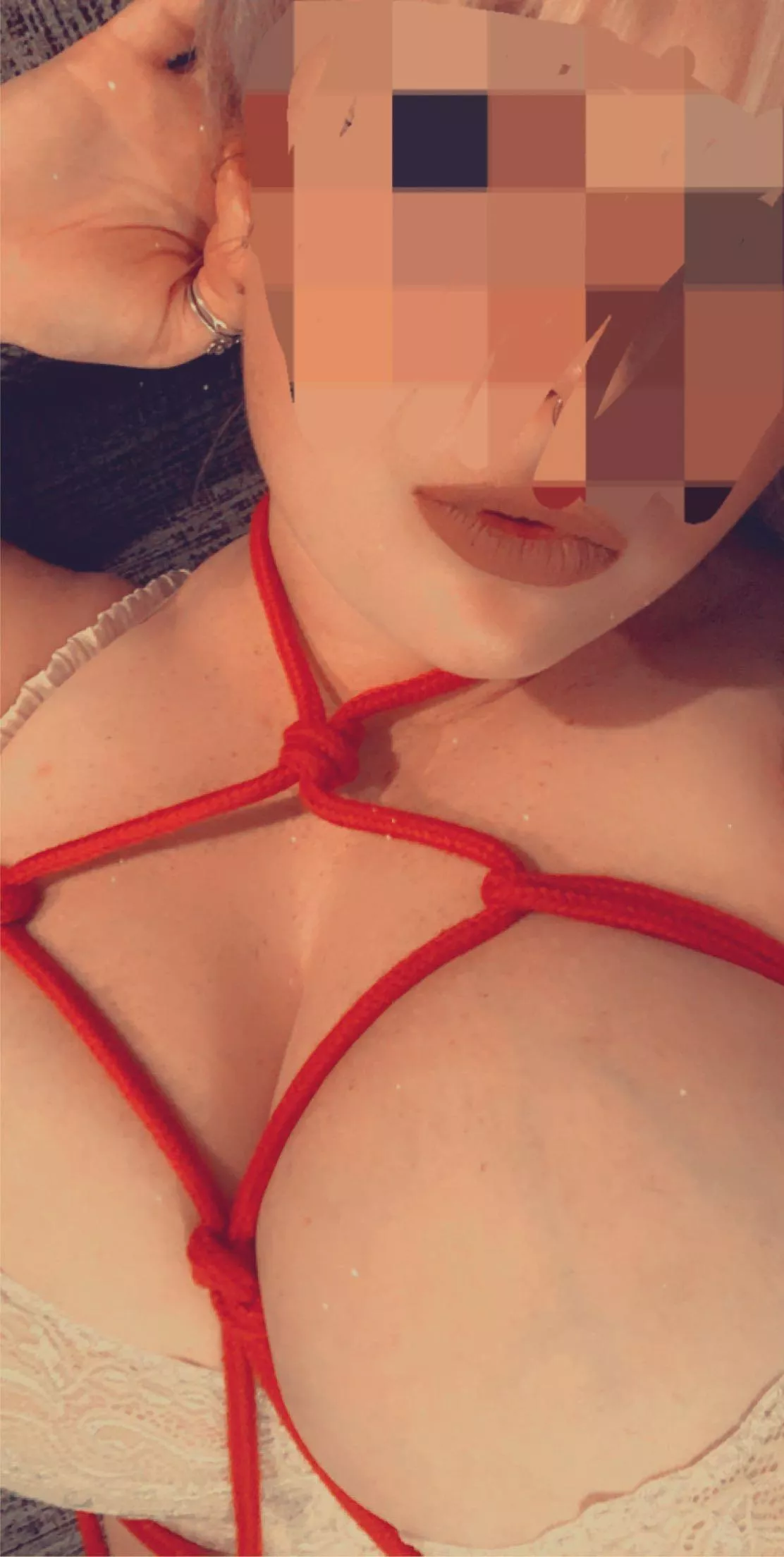 Since everybody seemed to like her body tie, here's another!