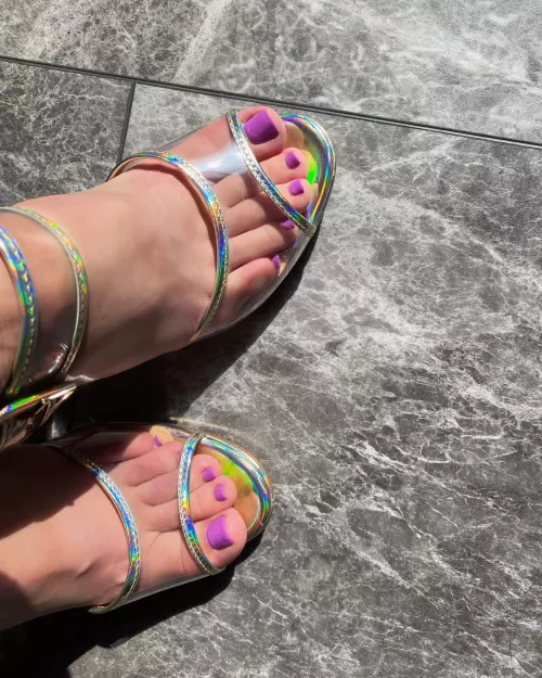 Taking toe cleavage to the next level 🌈