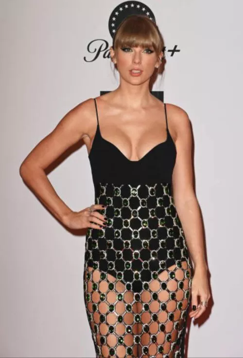 Taylor Swift in this outfit made me fail NNN by draining my balls till they hurt for a third time this month.