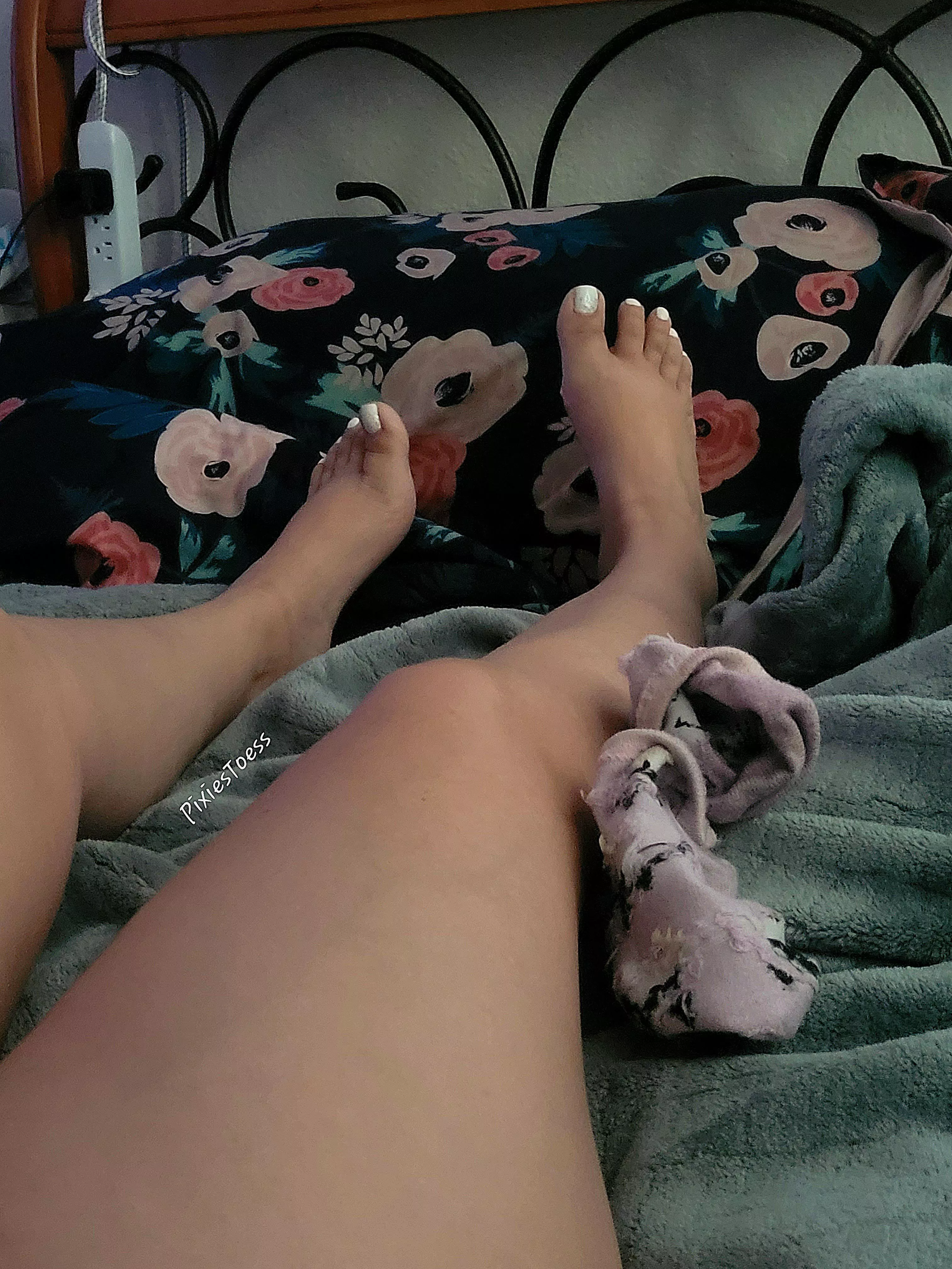 Tired legs 😮‍💨 .. massage and you keep my socks.