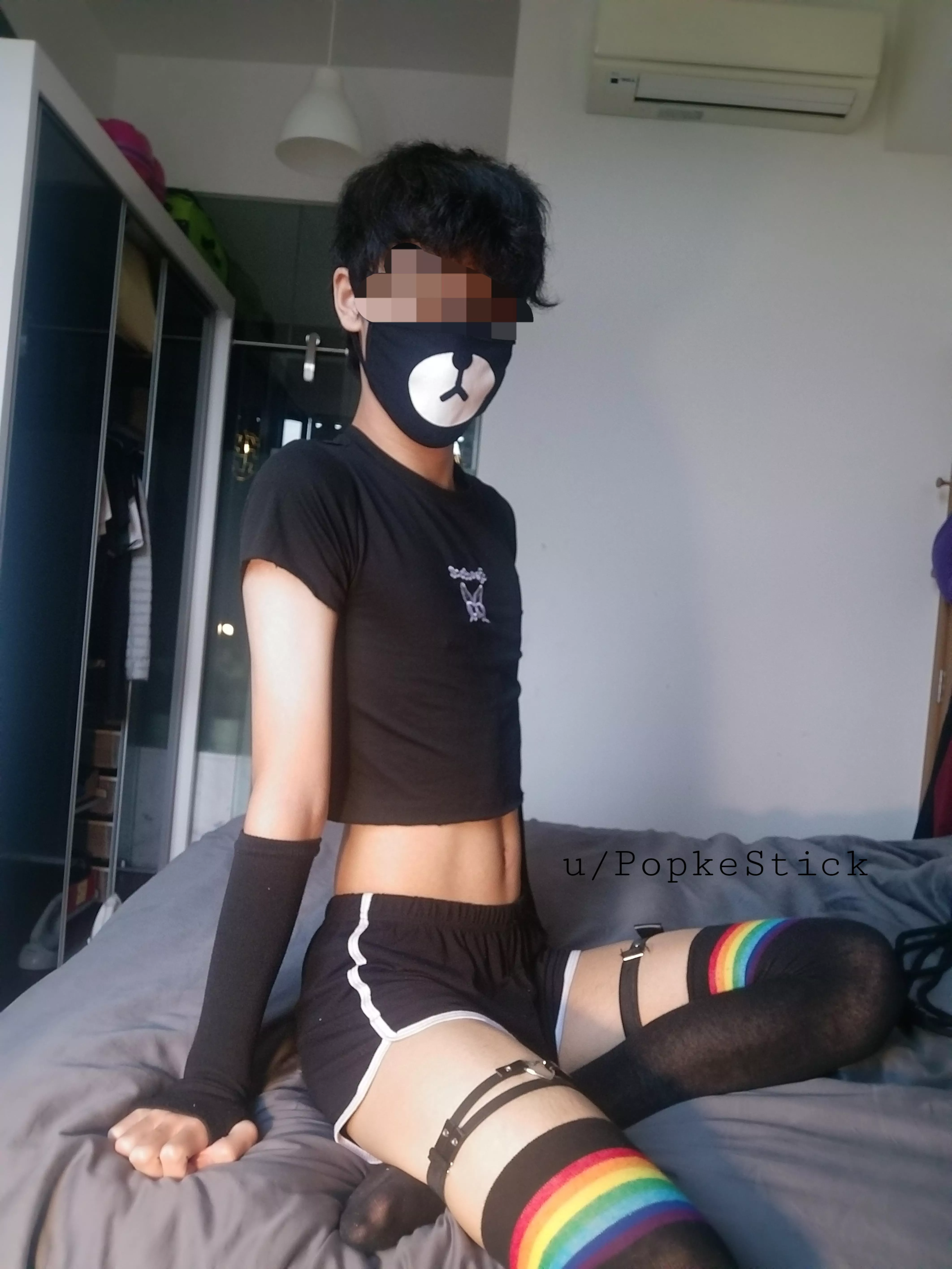 Undersized crop top 😣