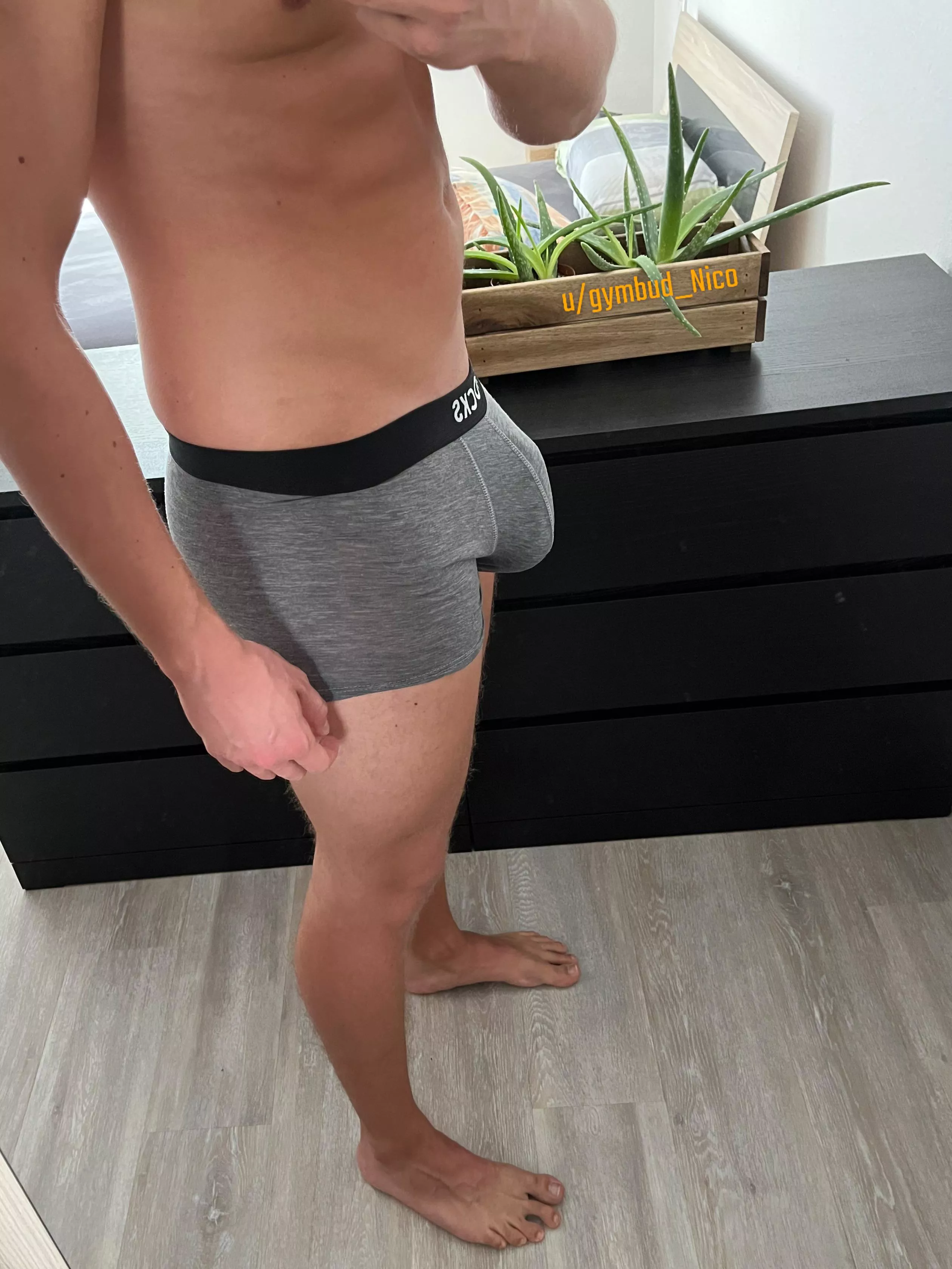 Who wants to be my roommate? 😏 This is how i walk around the apartment all day long. 🤤 If you don‘t mind, I‘d rather be naked.