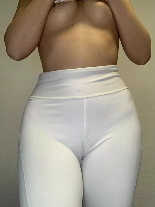 why does every student loves this white yoga pants?
