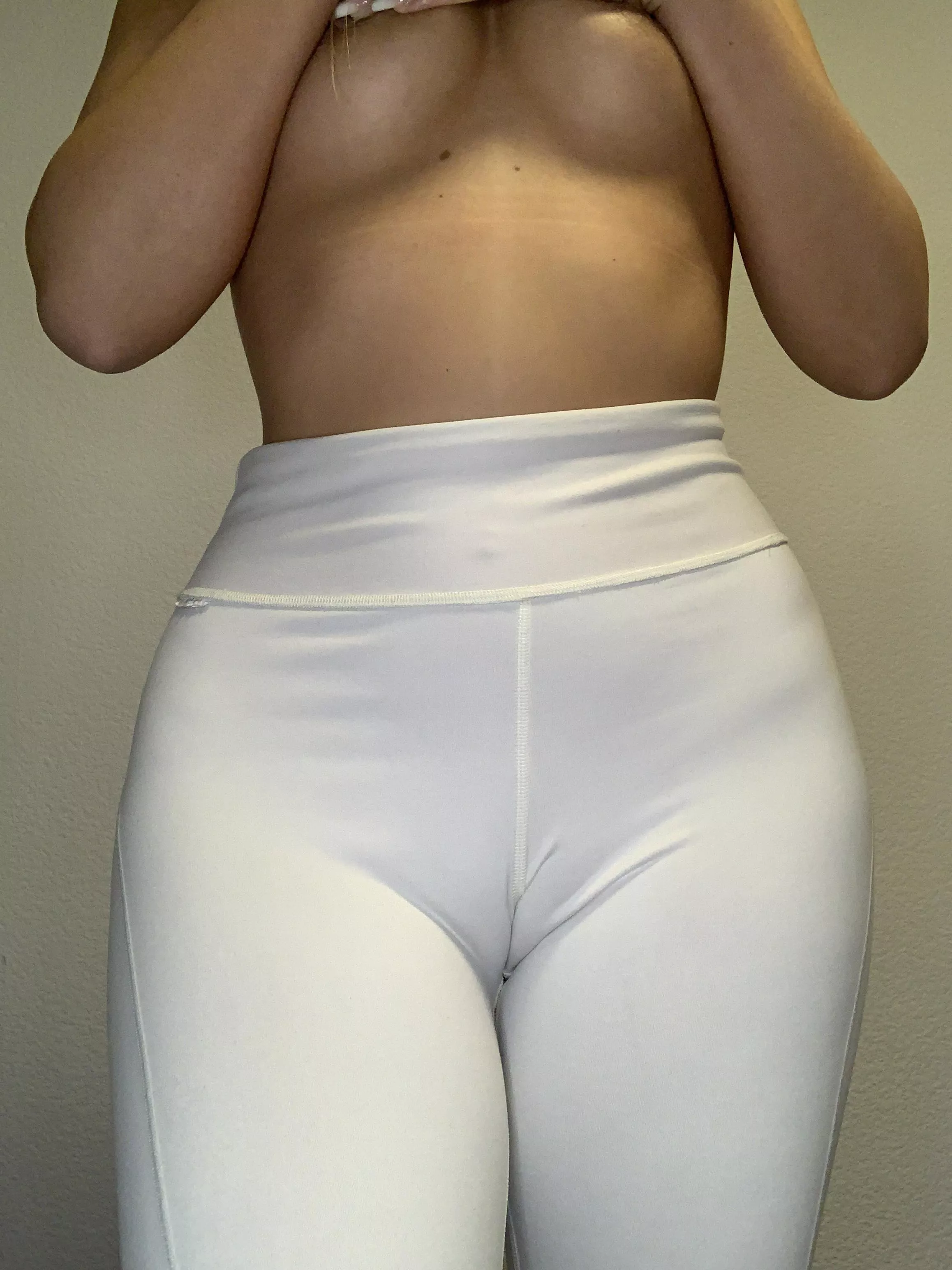 why does every student loves this white yoga pants?