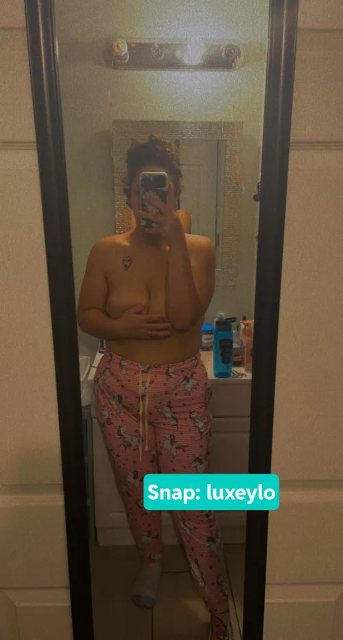 19 😘 I sell nudes, vids, vid chat, sexting, etc. on snap @luxeylo cheap content like always!