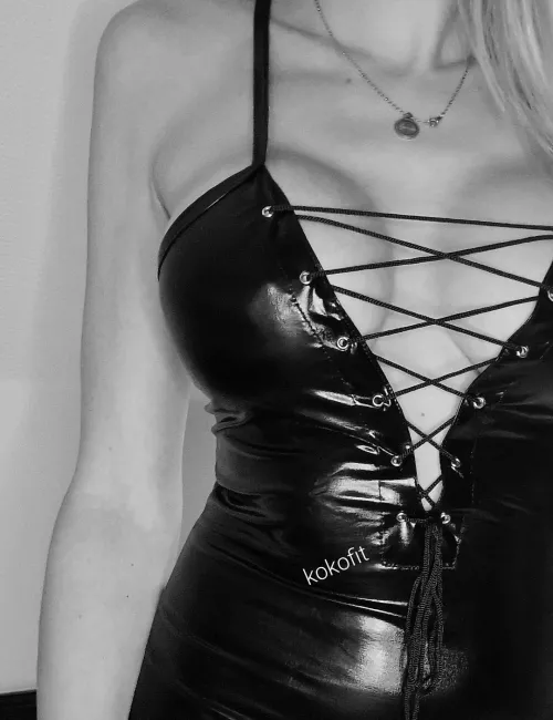 Do we like the dress? 😏