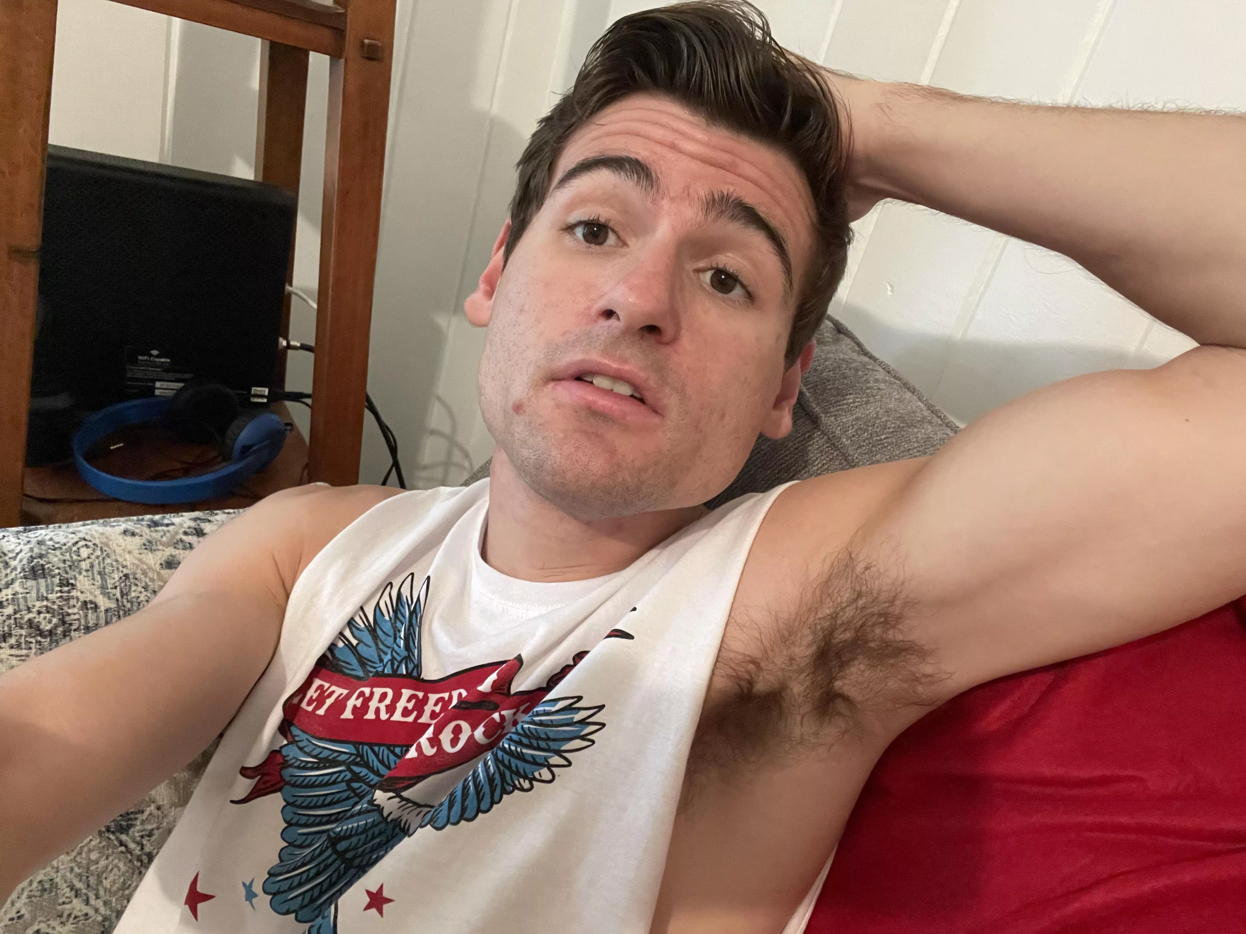 Does he look clueless showing his pit…