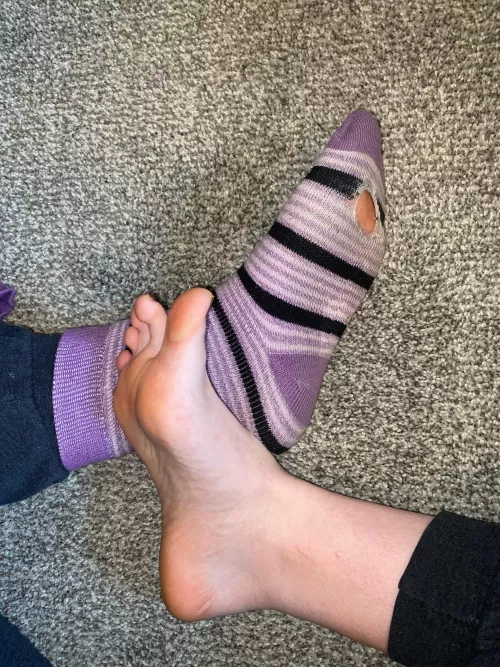 [F] oh no there’s a hole in my sock 🧦