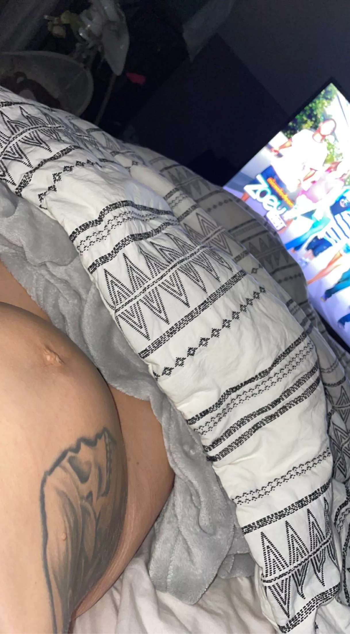 Forgot the cold winter snow come watch Netflix and cuddle with me 💓