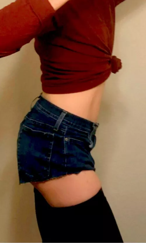 Good morning, this is my second day being a femboy, hope I’m doing well 😊