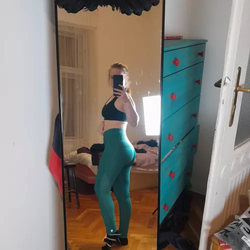 Got some new yoga pants, loving the color