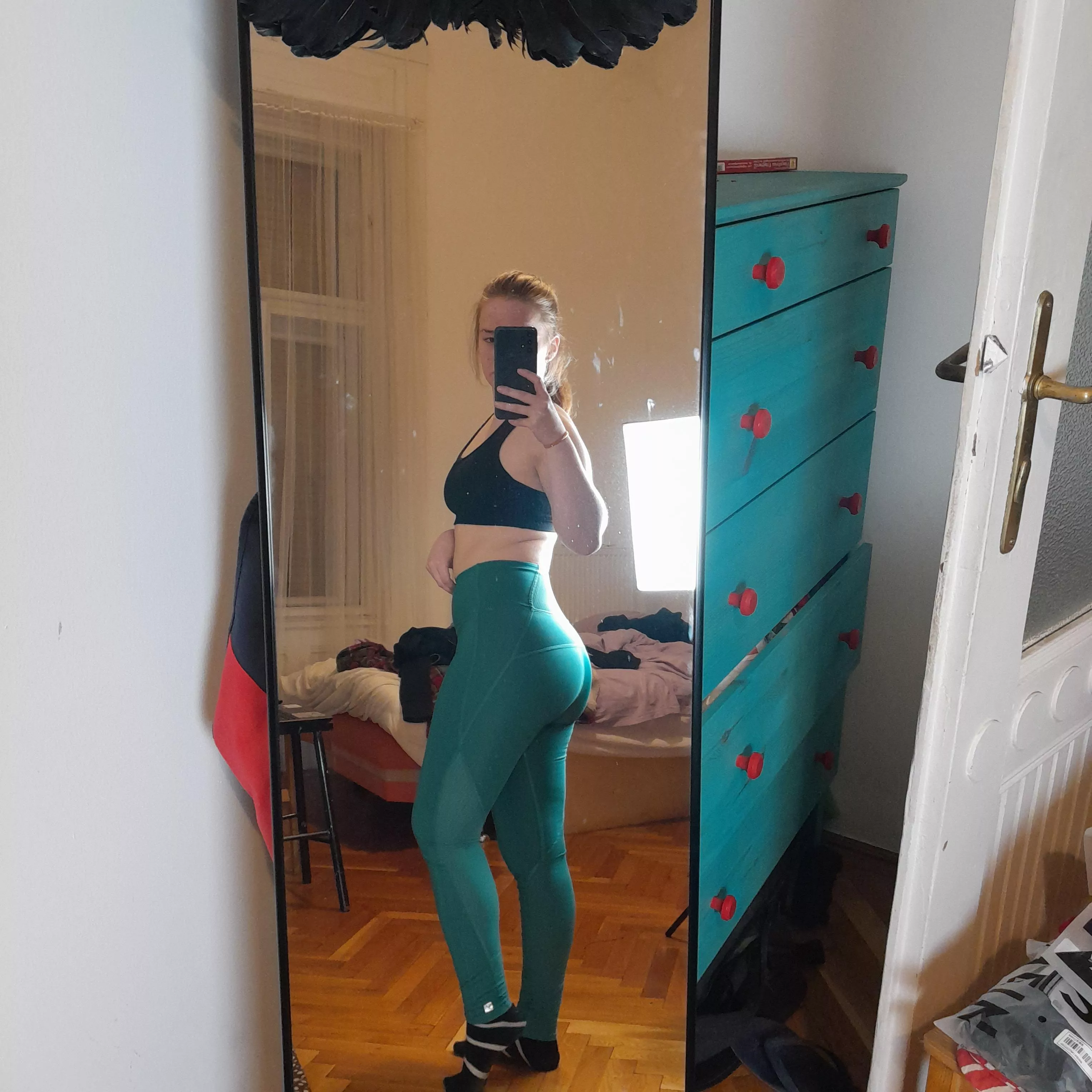 Got some new yoga pants, loving the color