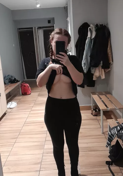 Gym underboob