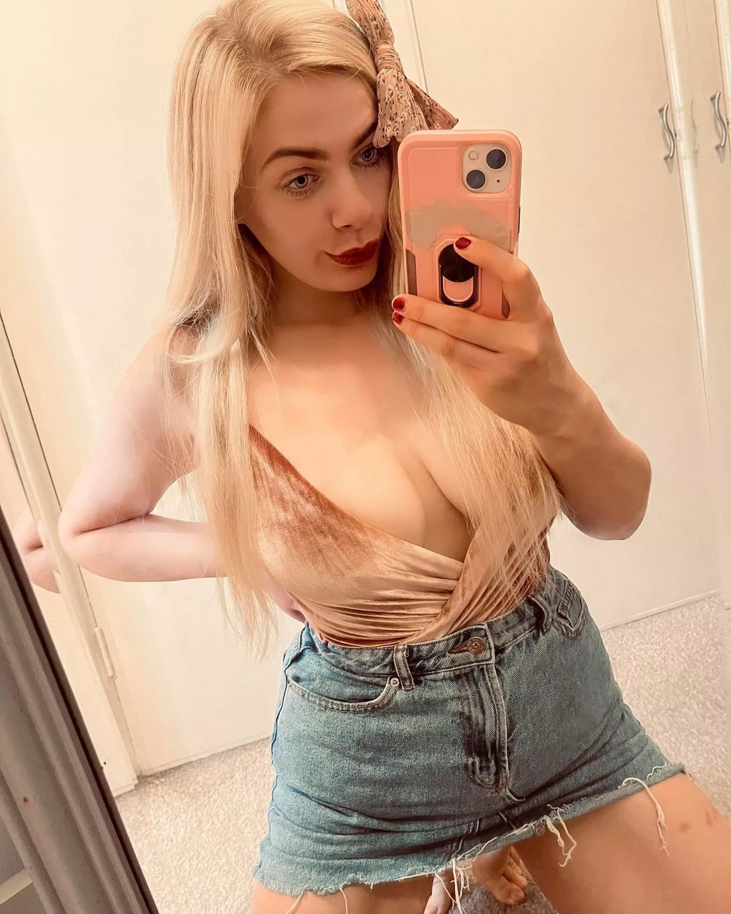 Happy Monday! What do you think of my new top 👀?