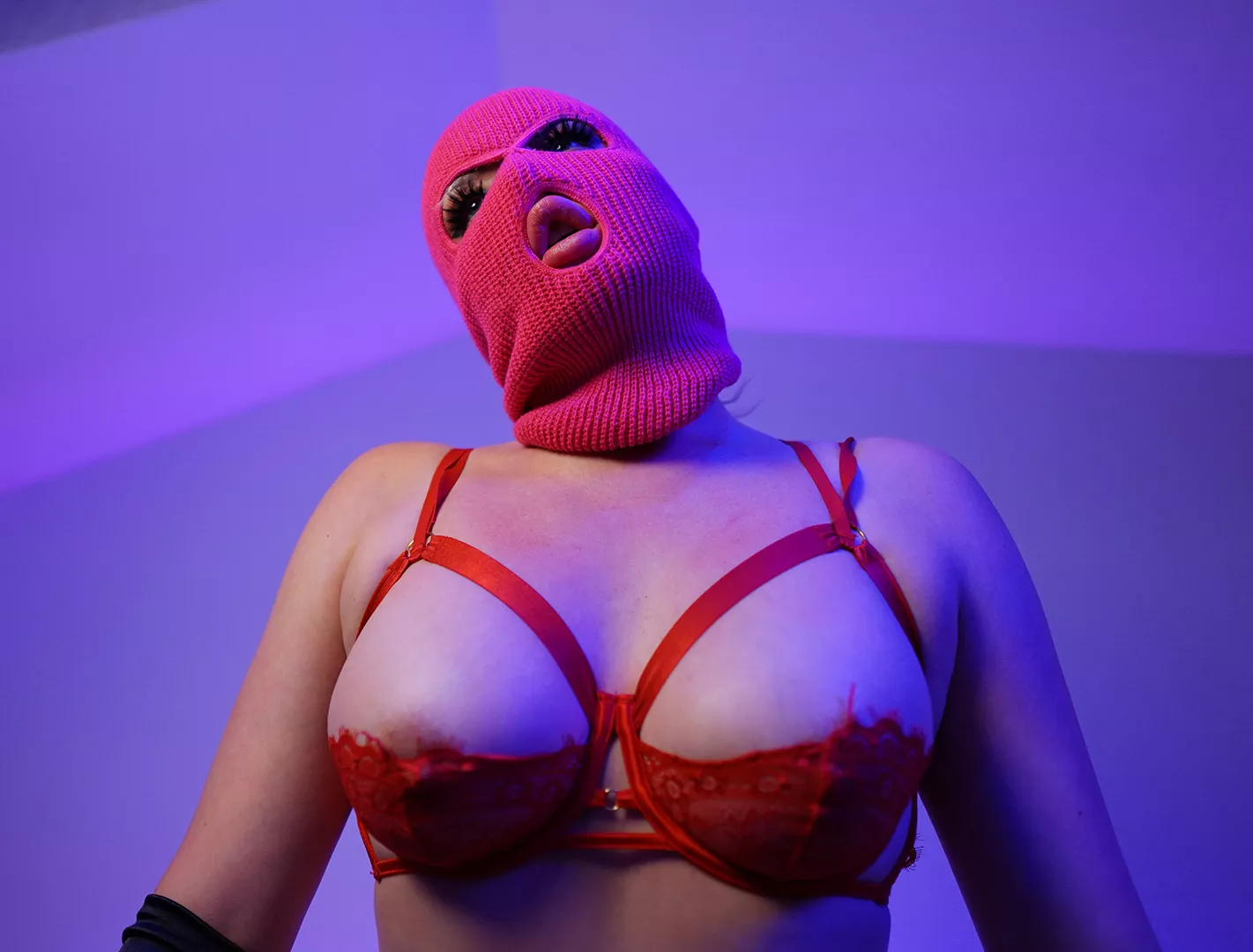 I want to have a strangers face between these titties! [image]