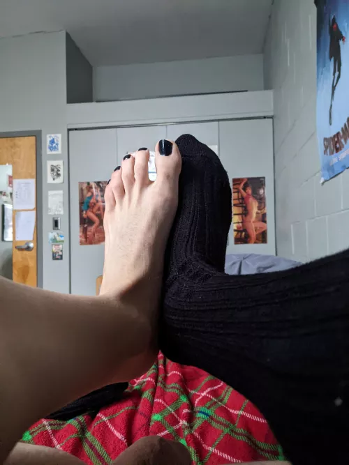 idk if I prefer bare foot or gamer sock 😩