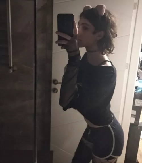 if u tell me im cute ill h-hold ur hand 🥺