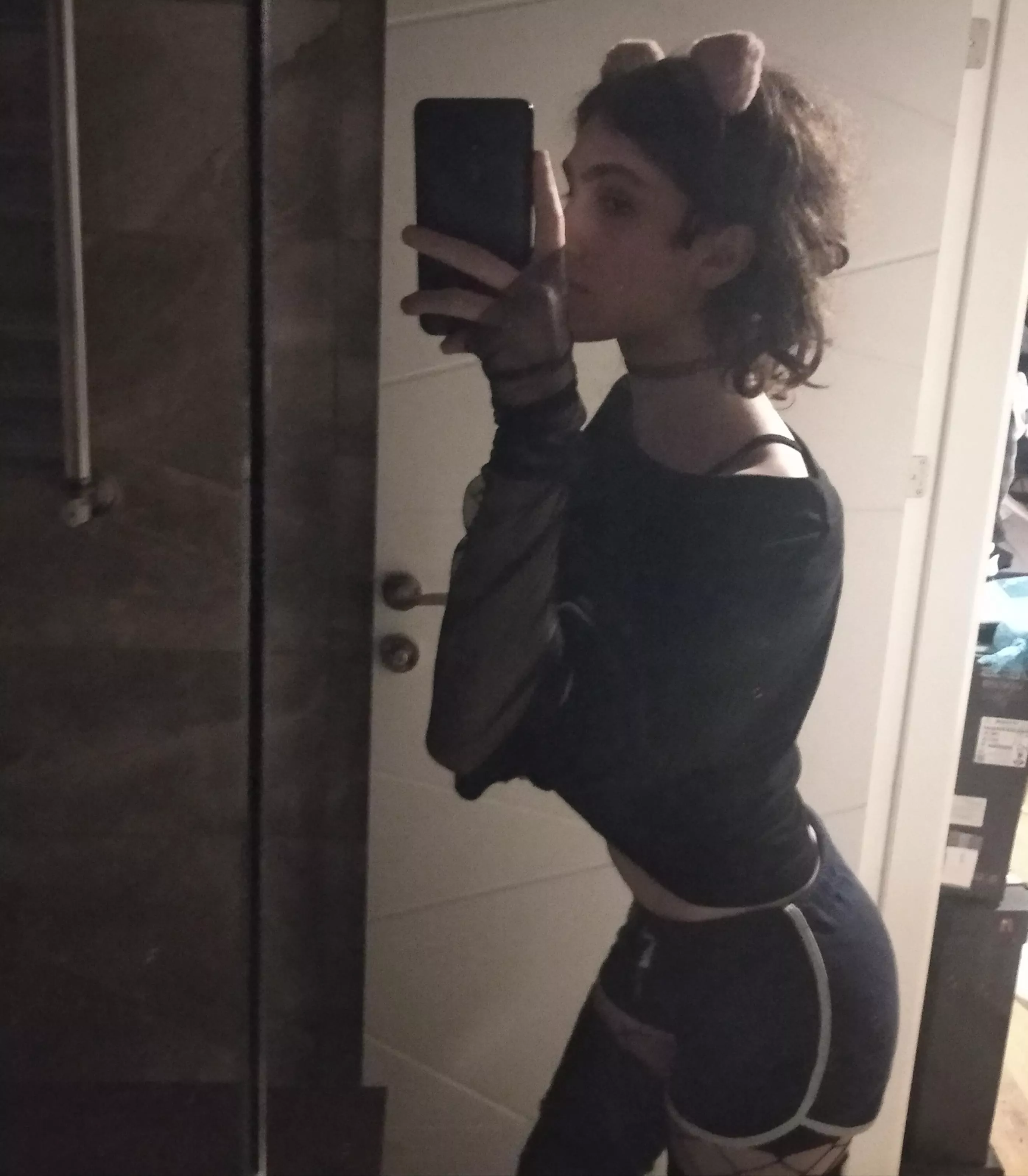 if u tell me im cute ill h-hold ur hand 🥺