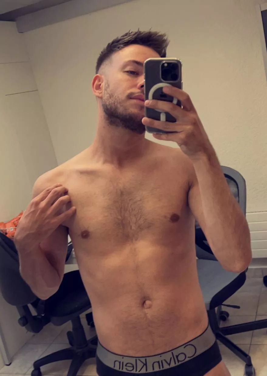 Just a quick Tuesday pic from the locker room. Can’t wait for the week end 💃🏼