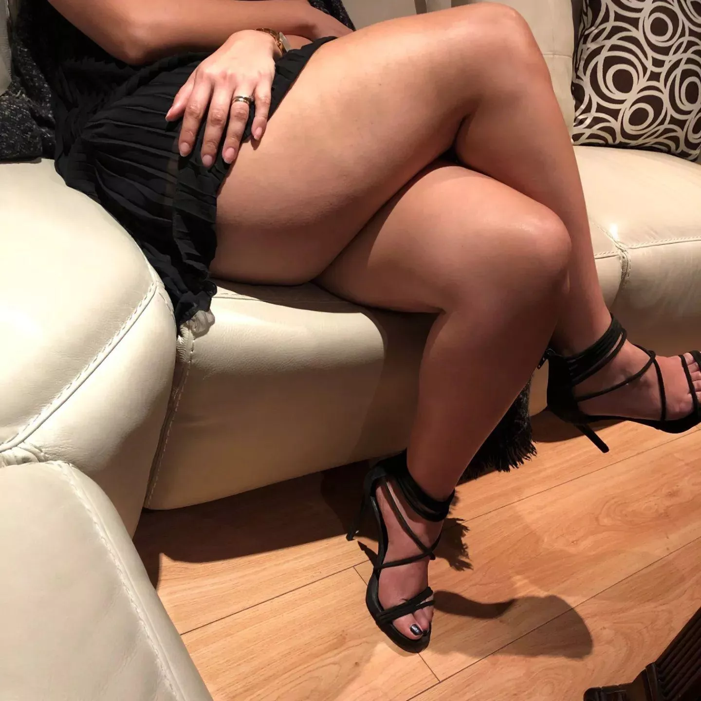 Lets trade!! Unaware wifey !! Love to pose!!! No face!!! M35 F32 Indian!!!! Interested in long term chat!!! telegram @new_begining1. sand sample to start