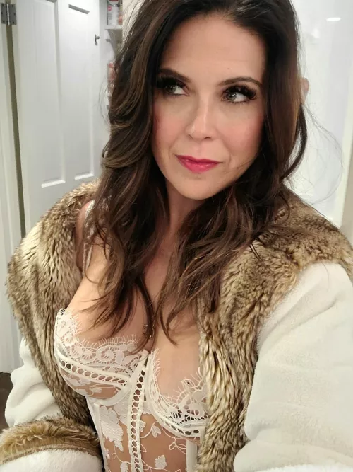 milfs are nice because we don't bother with song & dance games. and we have fruit roll ups & juice boxes for you (46f)