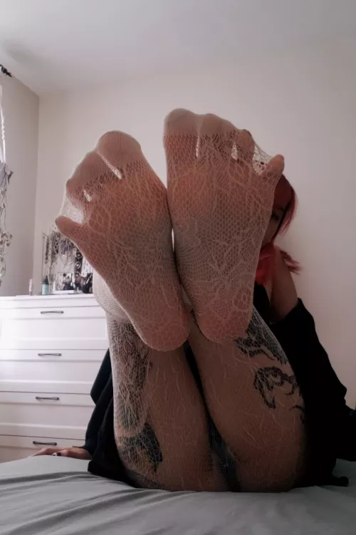 need someone to worship my feet ❤