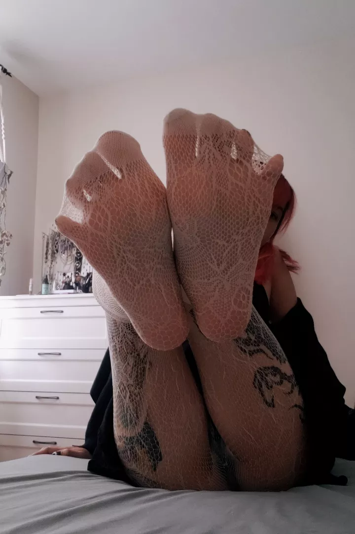 need someone to worship my feet ❤