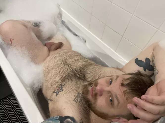 This bath is awfully lonely 👀 [36]