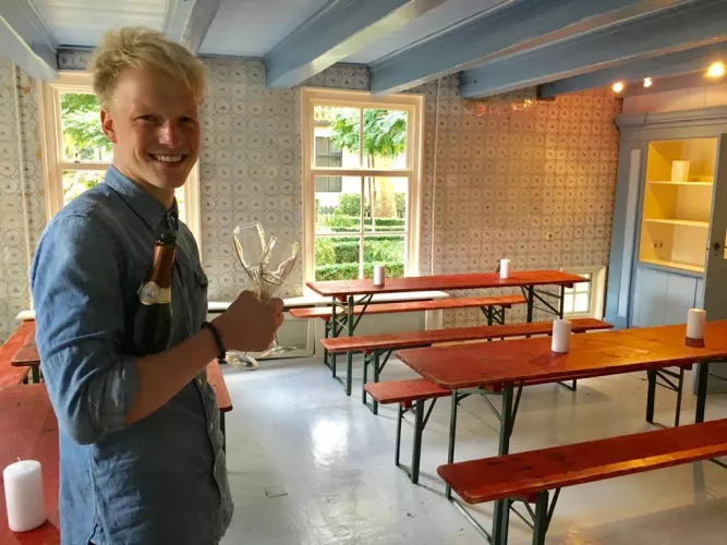 🥂 who is going to drink the bottle with me?