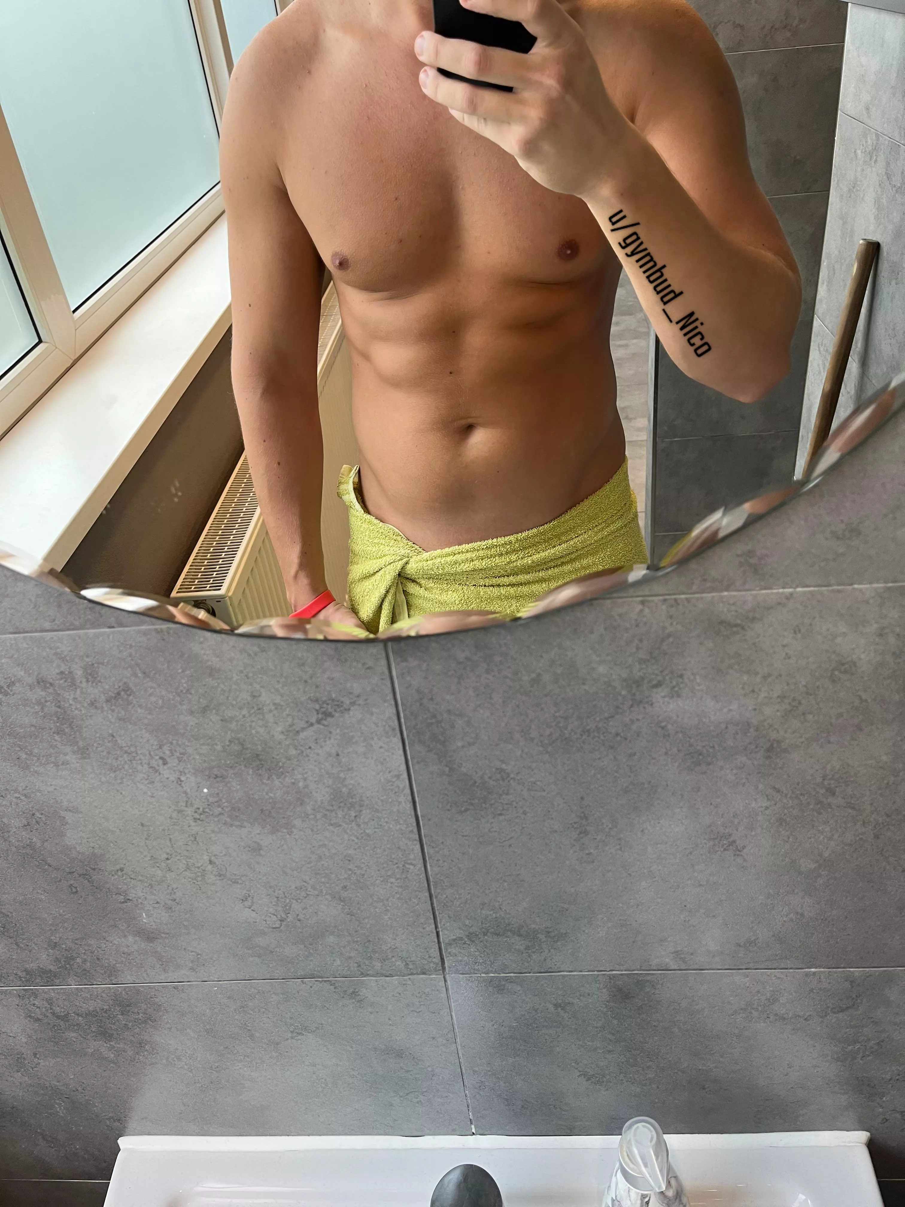 [21]I love looking at my fit trained body in the lockerroom at the gym 🤤. Wonder if anybody wants to see my hard cock.😏