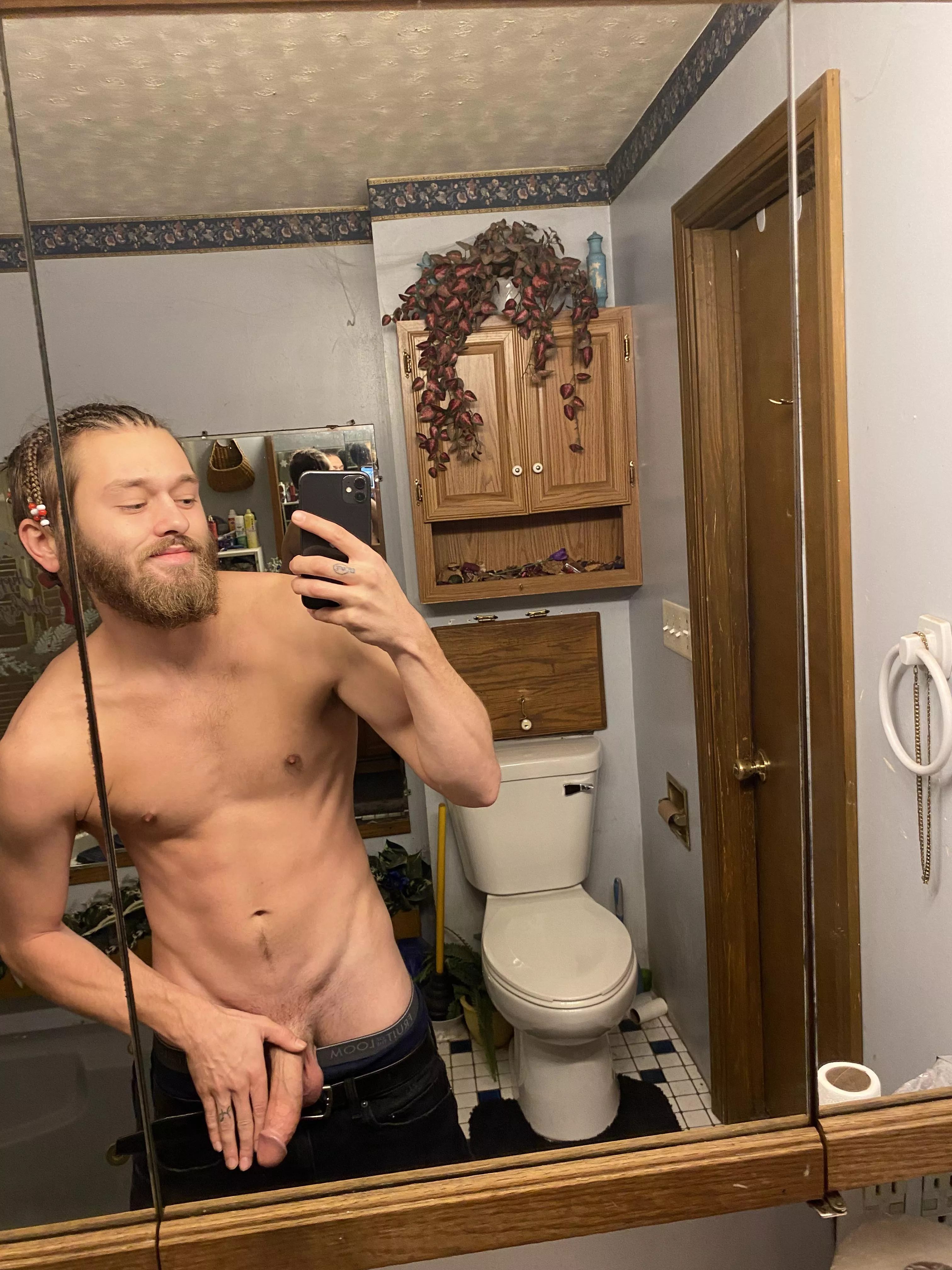 (23) Somebody eat my cock while they slam there’s down my throat 🥺