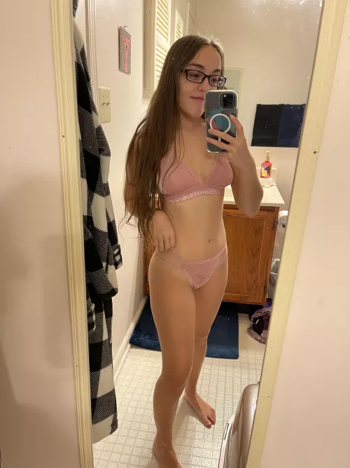 4’8 petite would you date me? 💕