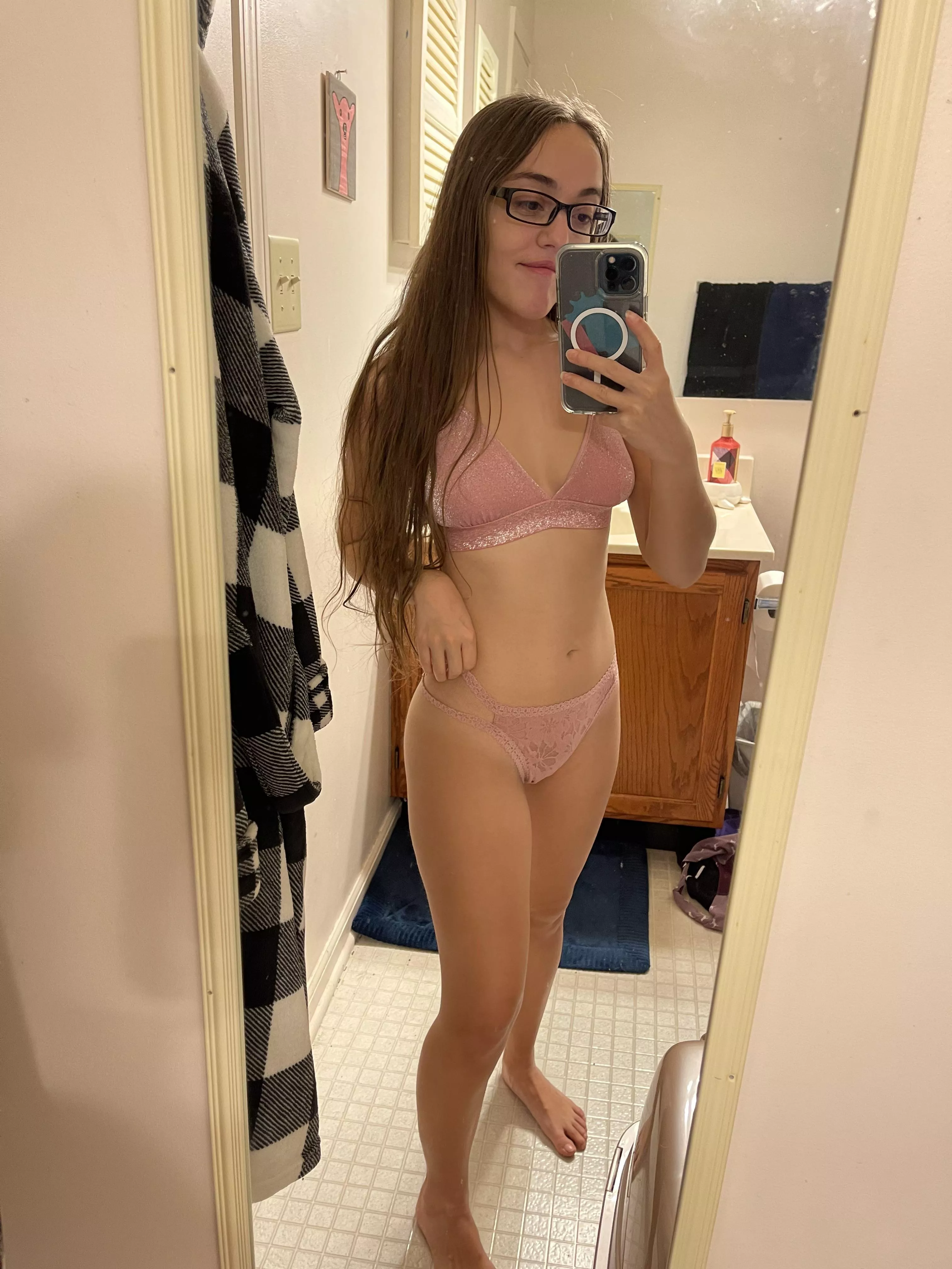 4’8 petite would you date me? 💕