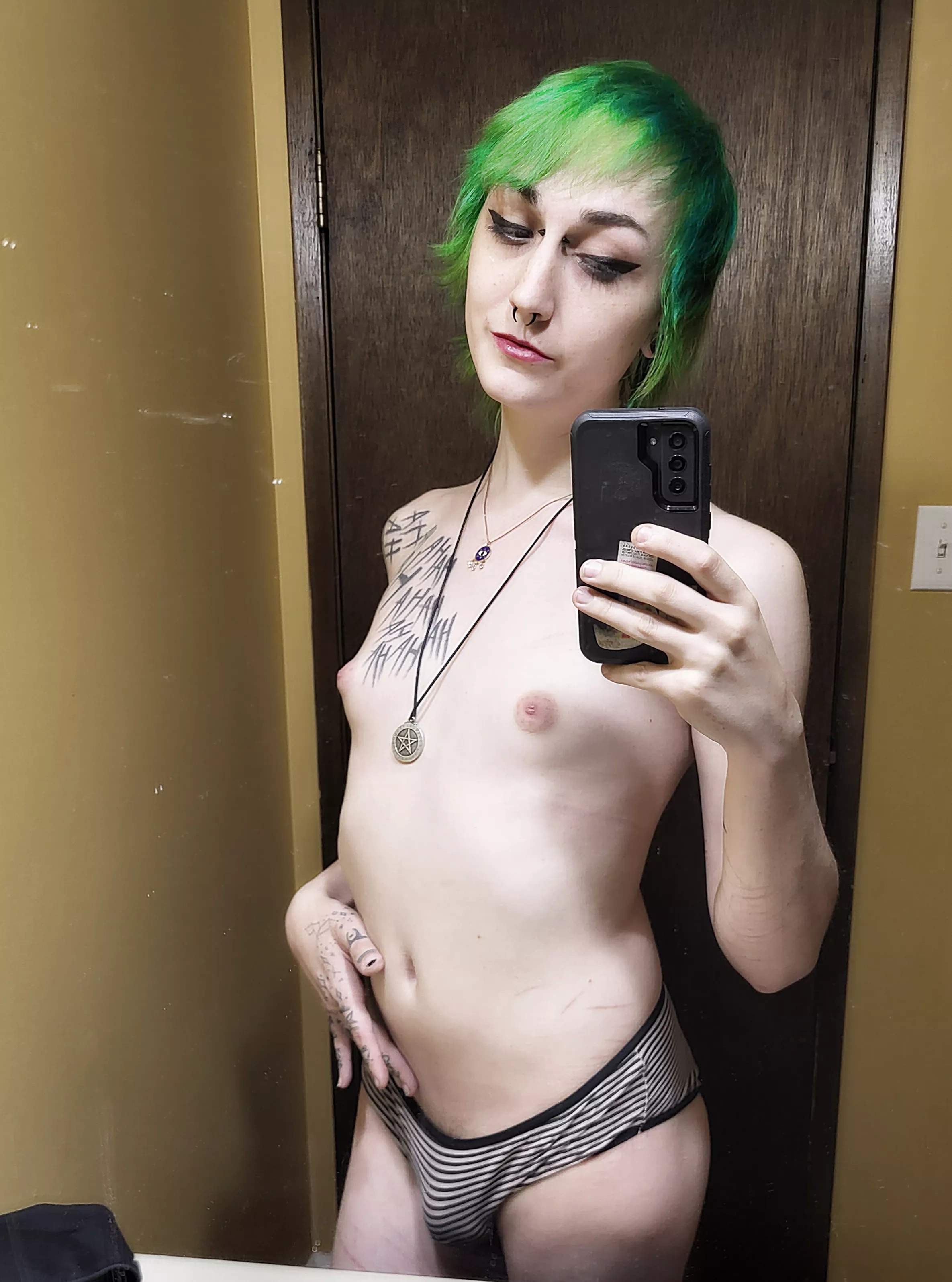 a curvy little alt girl :3