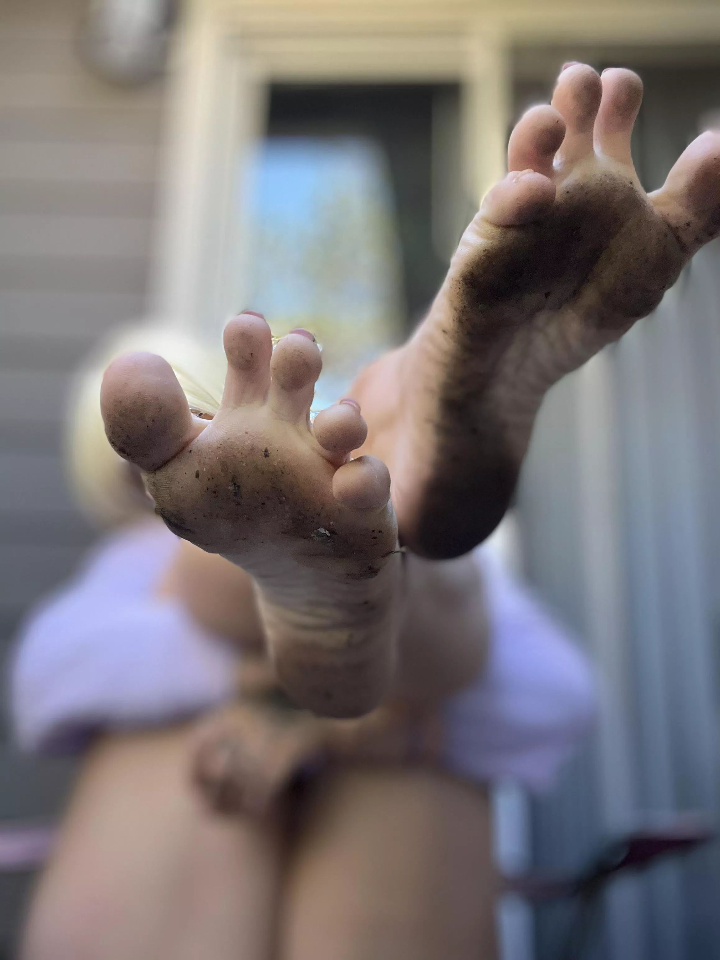 Aww you wanna lick clean them that bad huh? Aww poor baby! 💦