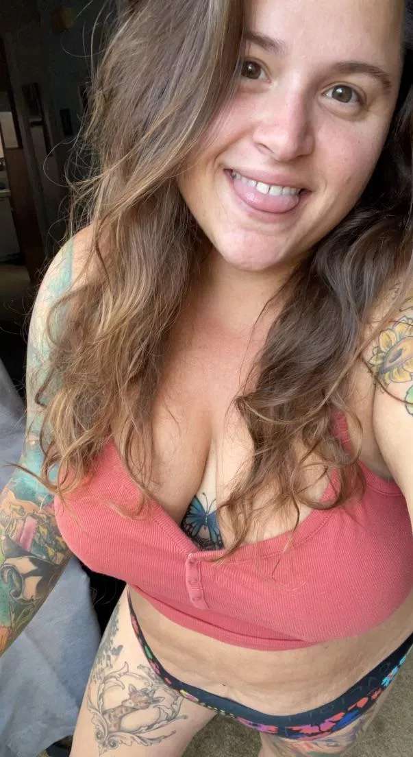 bbw stoner covered in tattoos, let my curves melt your stress away!