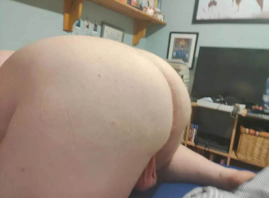 Bottom bitch hoping to make someone's fantasy come true 😈