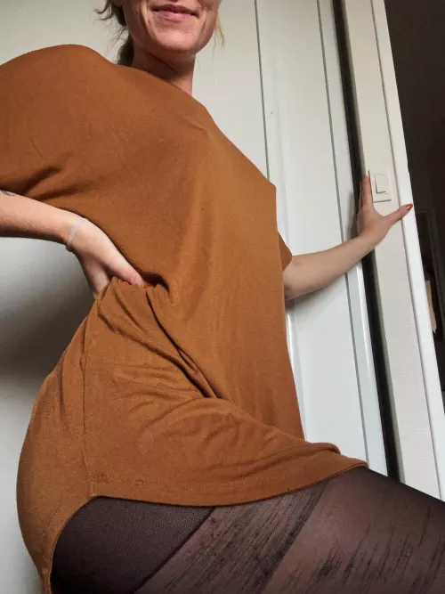 Braless and way to short dress today