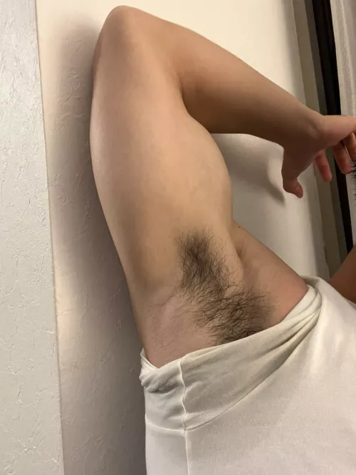 Bushy pits with a tinge of musk and deodorant are addictive.