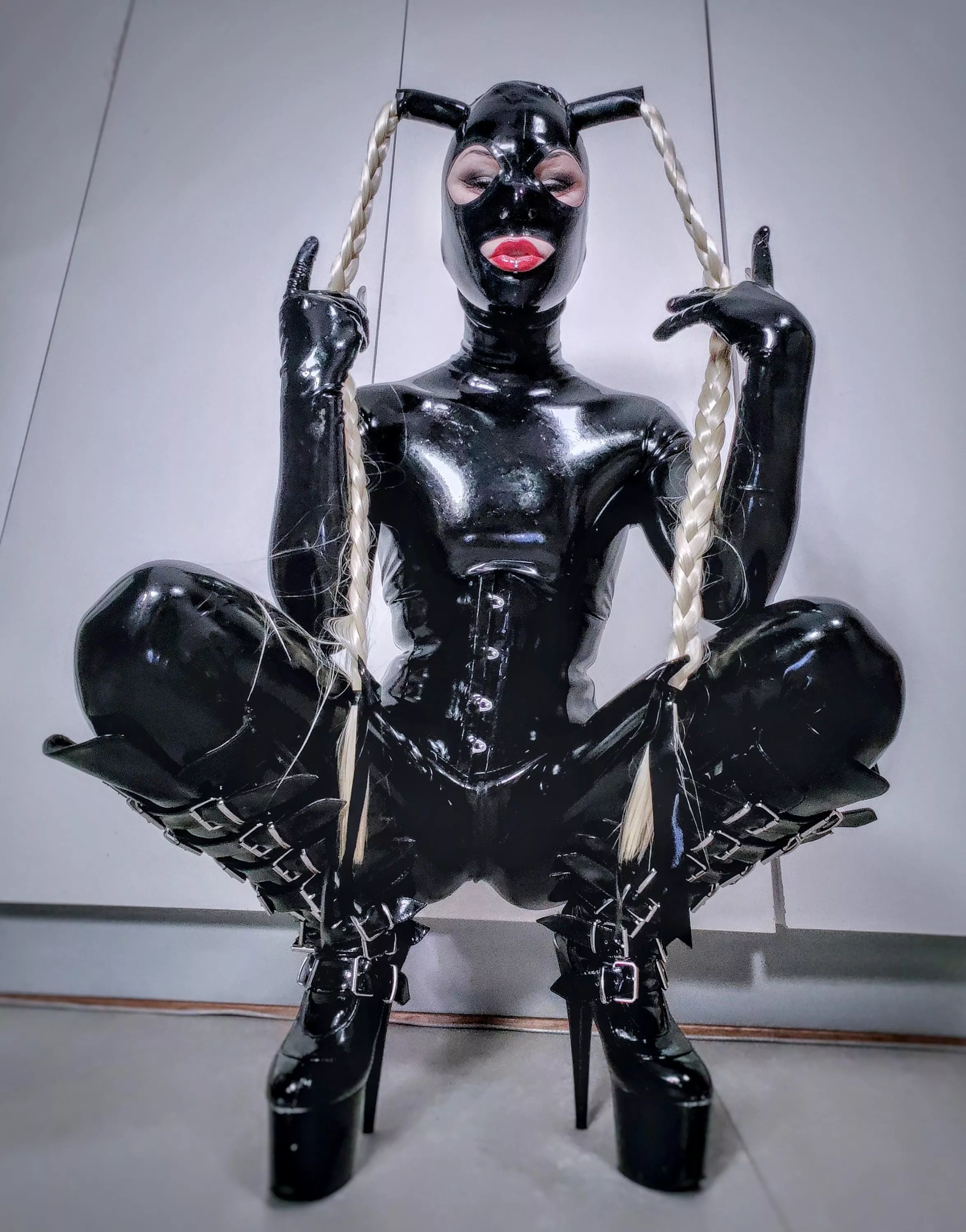 Did a full on rubberdoll shoot the other day for the first time, does it suit me? 🖤