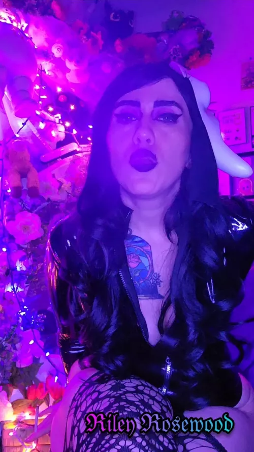 Dom Ghostface 👻 blowing smoke in your face 🌬🍃