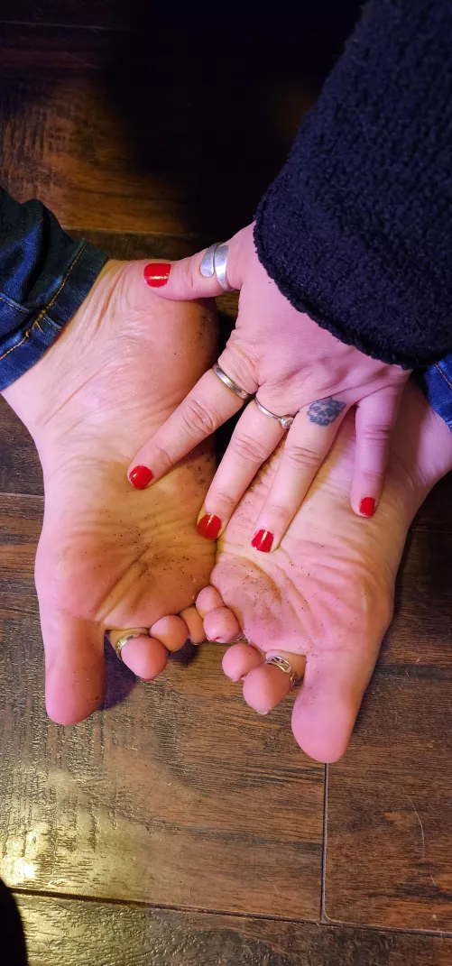 don't look! my feet are naked 🤭