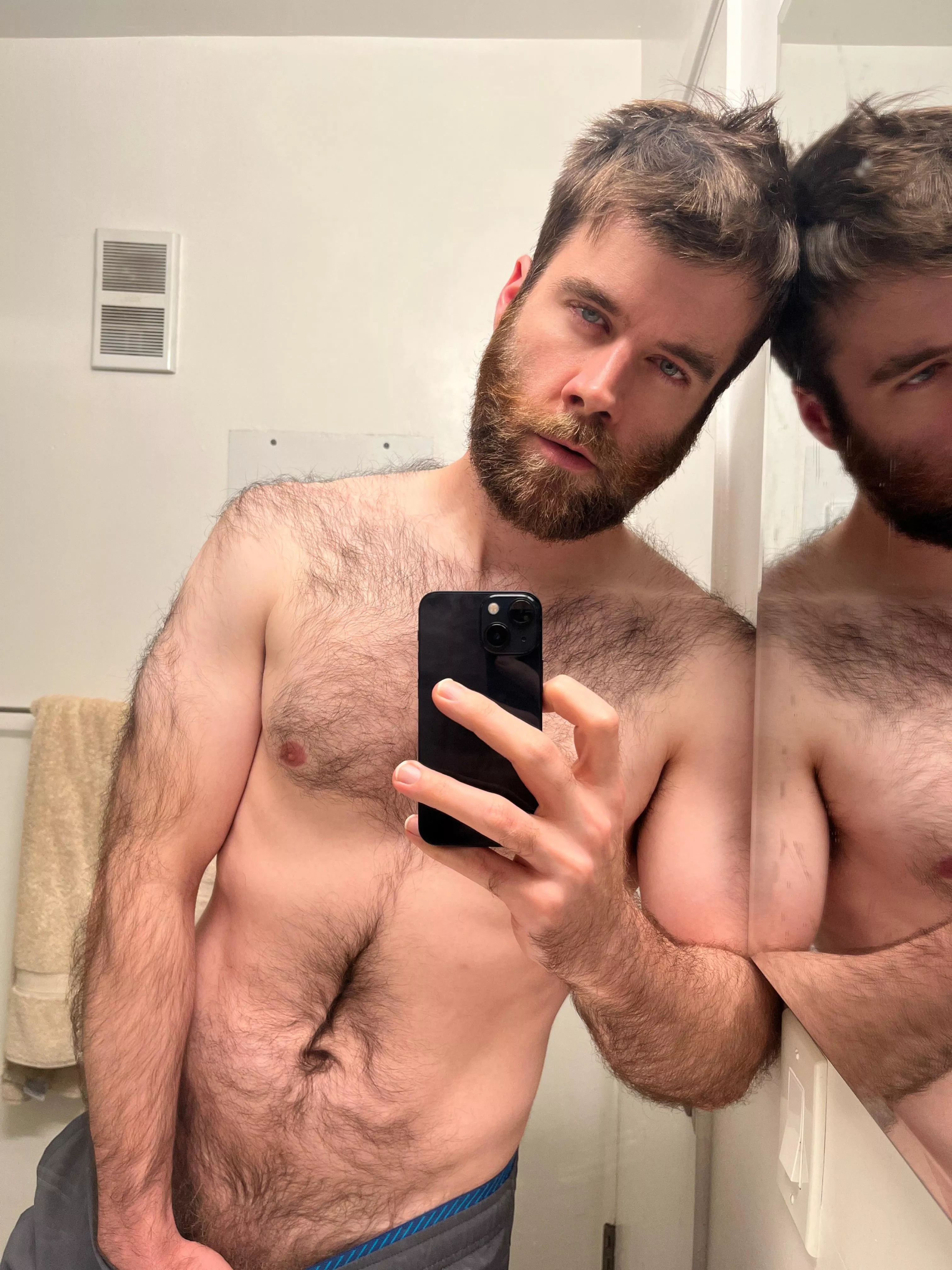 Fancy seeing you here... In my bathroom... Wait how'd you get in here?? 😆