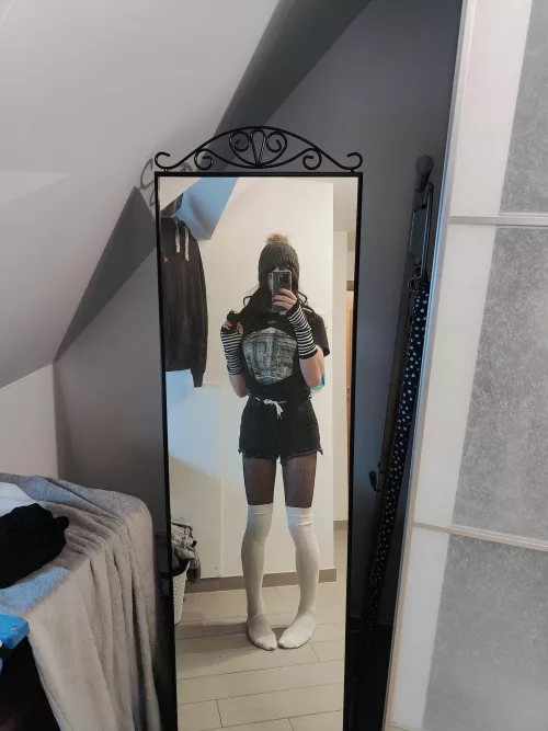 First post in a long time and in love with this skatergirl outfit!