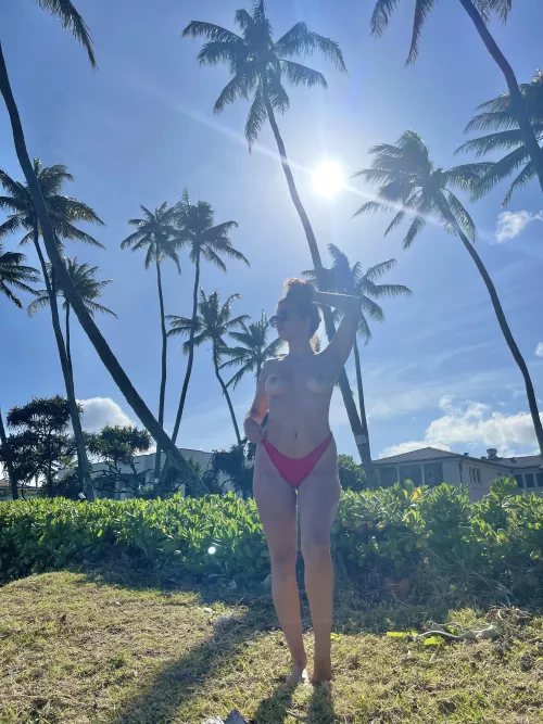 Flashing everyone on the beach my all natural tits😏